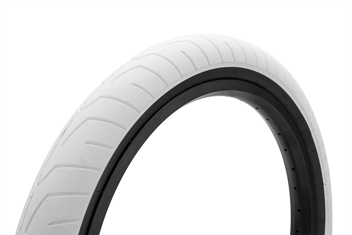 KINK SEVER TIRE 2.4 WHITE W/BLACK WALLS